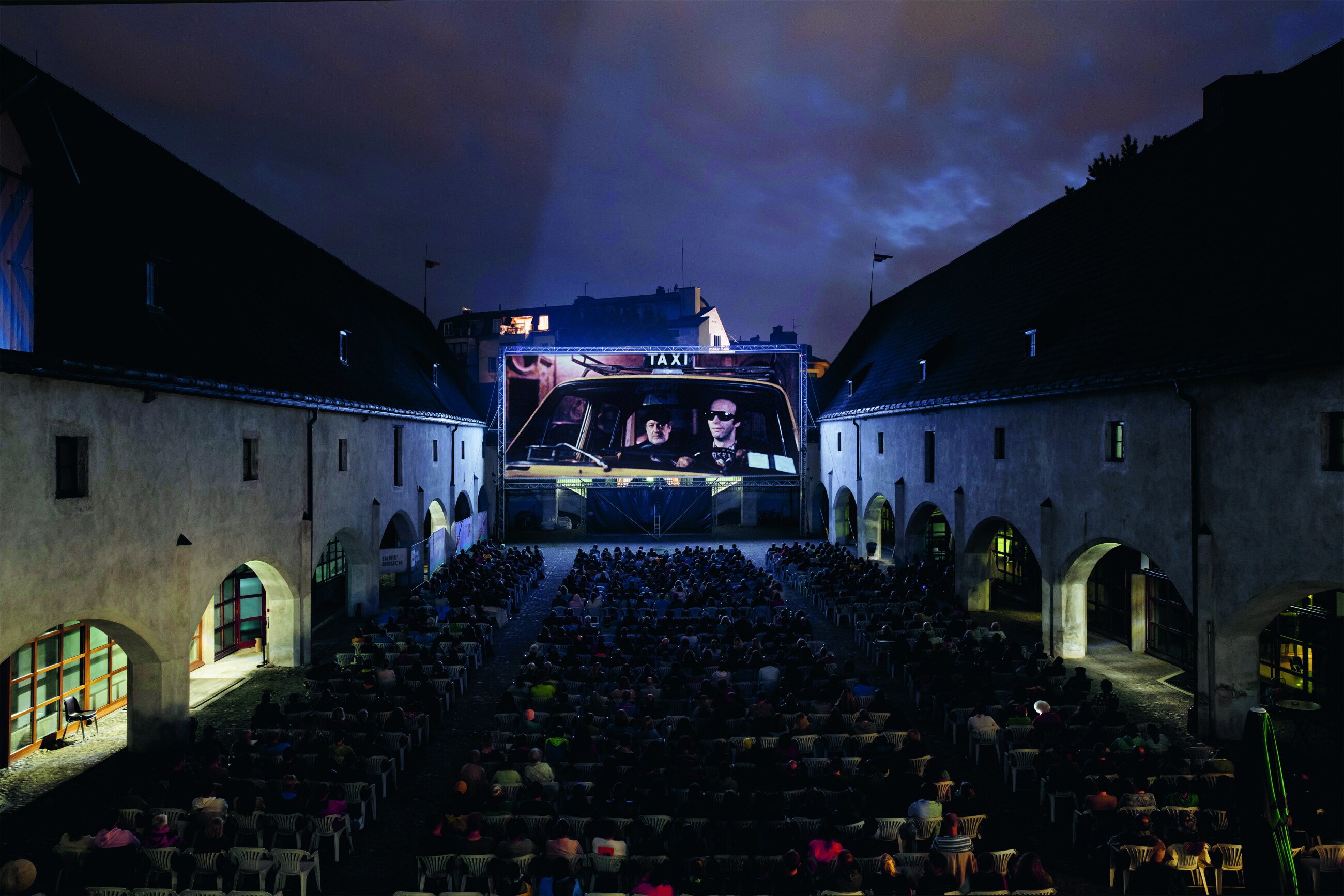 Freiluftkino im Dunkeln