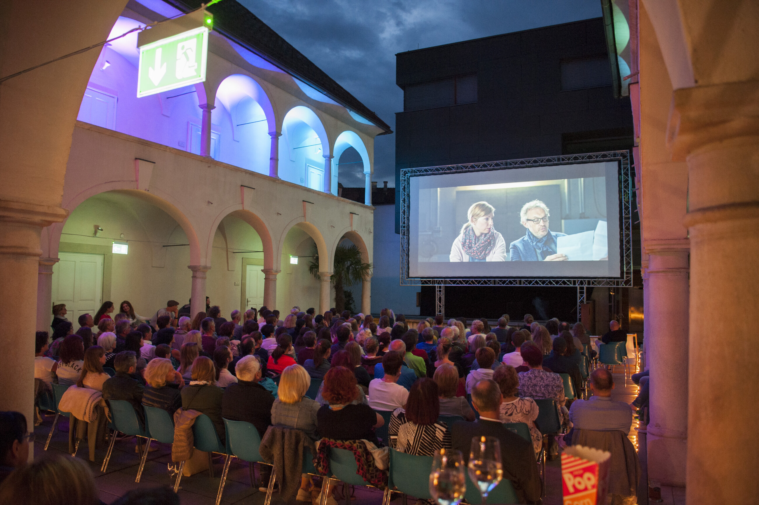 OpanAir Kino im Hof eines alten Gebäudes
